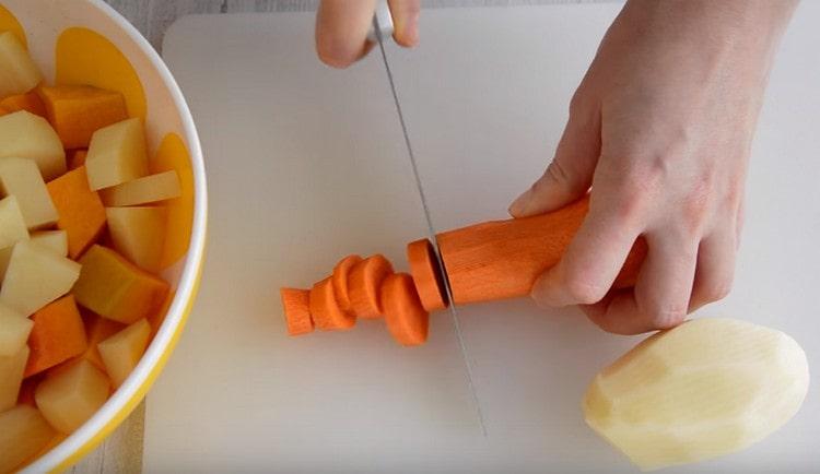Couper en petits morceaux les pommes de terre et les carottes.