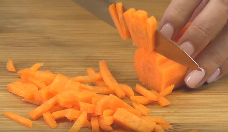 Cut the carrots into strips.