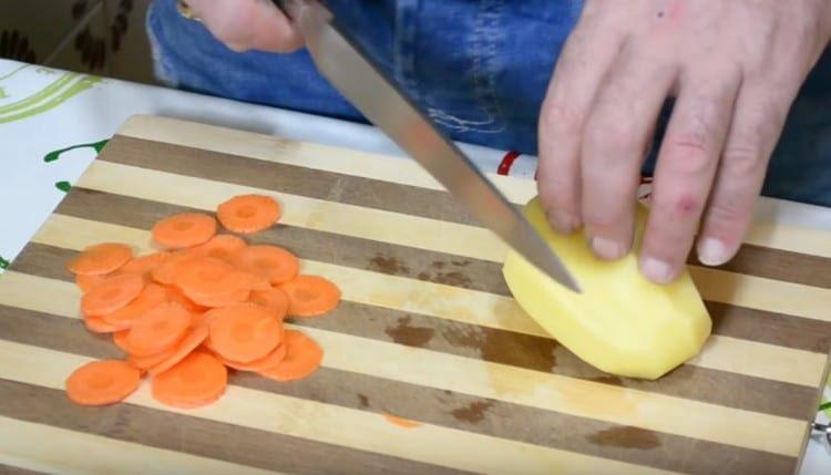 Cortar las zanahorias y las papas en cubitos.