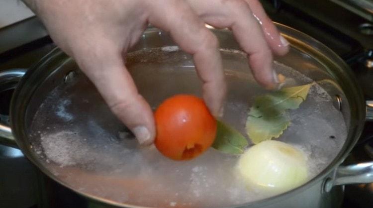 Ajouter la tomate au bouillon.