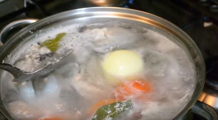 Al cocinar, asegúrese de recoger la espuma de la sopa de pescado.