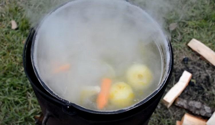 We lay the heads, tails, fins in boiling water, add carrots and onions.