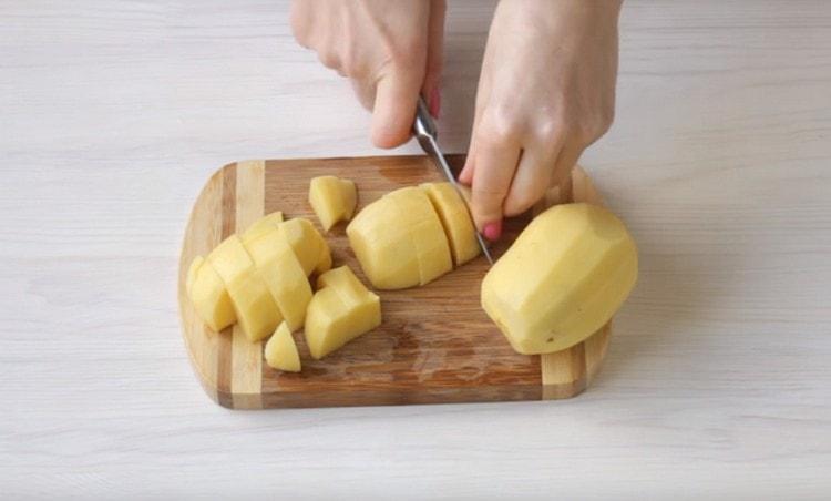 Couper les pommes de terre en morceaux.