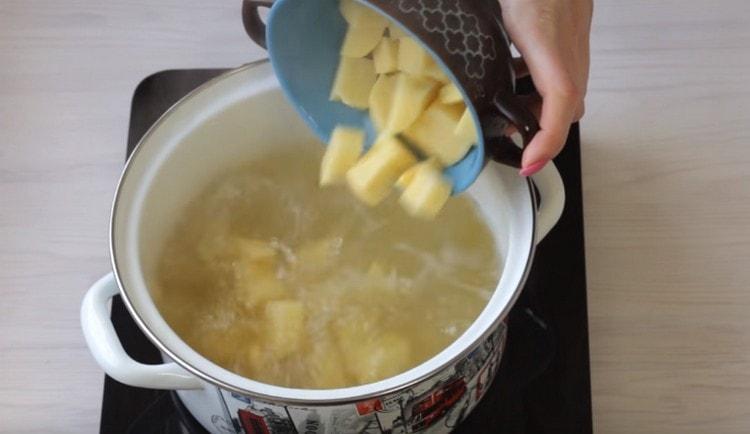 Add the potatoes to the boiled broth.