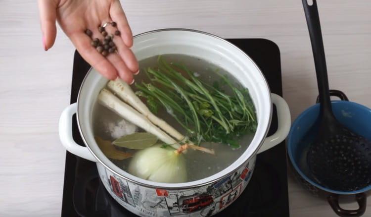 Para darle sabor agregue la hoja de laurel y los granos de pimienta.