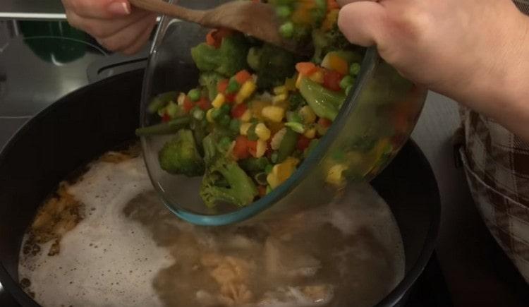 Pon las verduras congeladas en un caldo hervido.