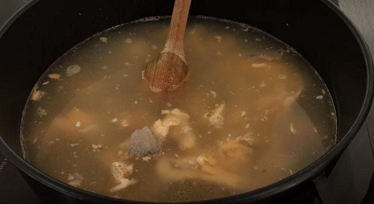 put the fish meat freed from the stones into the broth.