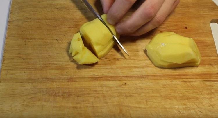 Épluchez et hachez les pommes de terre en petits morceaux.