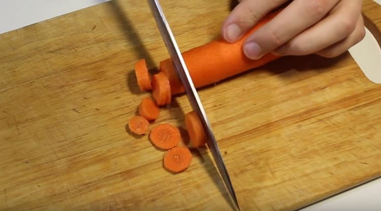Cut the carrots into circles.