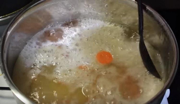 After boiling, be sure to remove the foam from the broth.