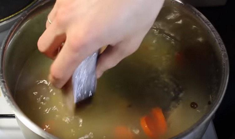 Le tout dernier poisson à être mis dans le bouillon.