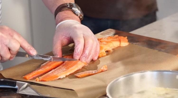 Cortar el filete de pescado en trozos pequeños.