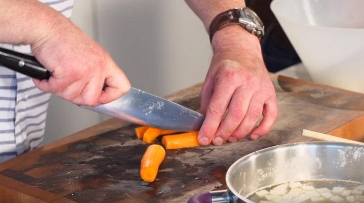 Couper les carottes et le céleri-rave.
