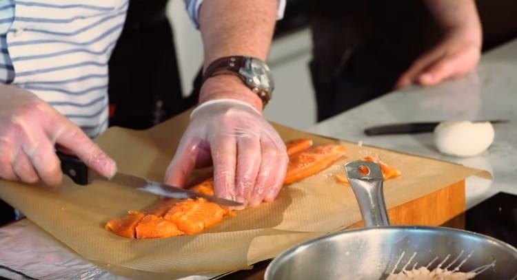Cortar el filete de pescado rojo en trozos pequeños.