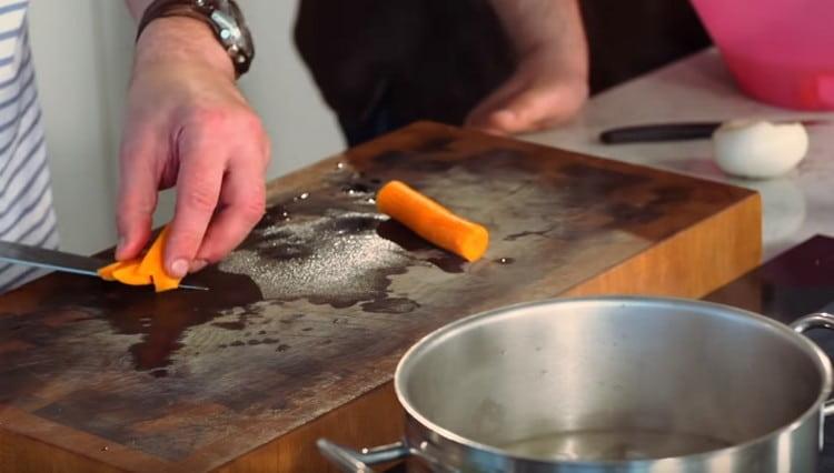 Couper les carottes en gros morceaux et les envoyer au bouillon.