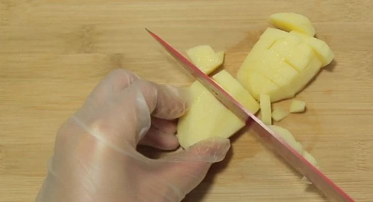 Couper les pommes de terre en dés.