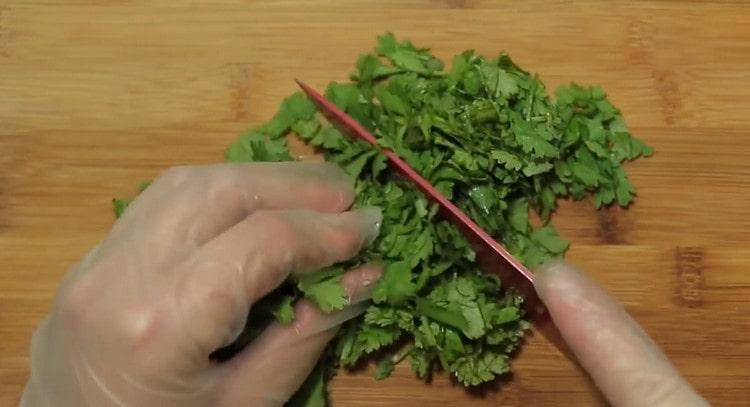 Picar finamente el cilantro.