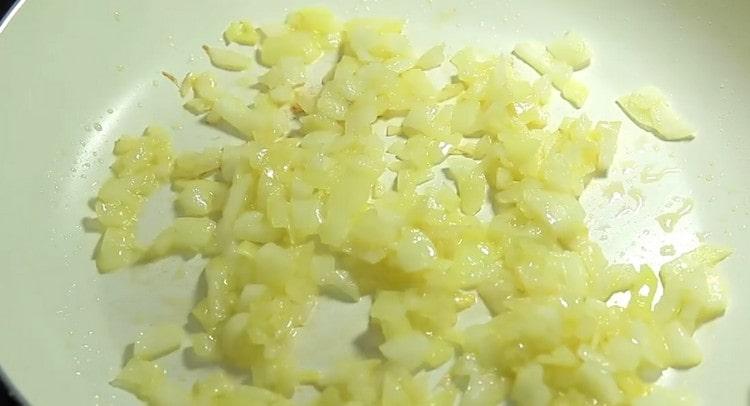 En una sartén con aceite vegetal, fría las cebollas.