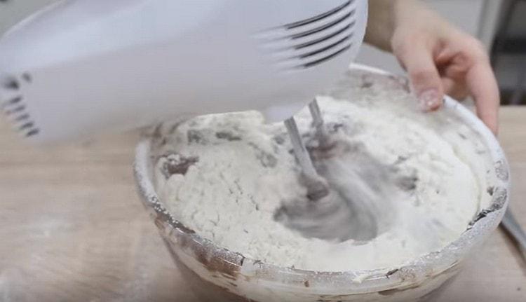 Enter the rest of the flour and achieve a uniform consistency of the dough.