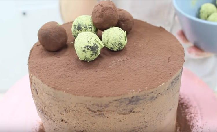 Encima del pastel de galletas de chocolate, puede espolvorear cacao y decorar con decoraciones terminadas.