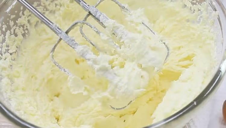 Battez le beurre avec le sucre séparément.