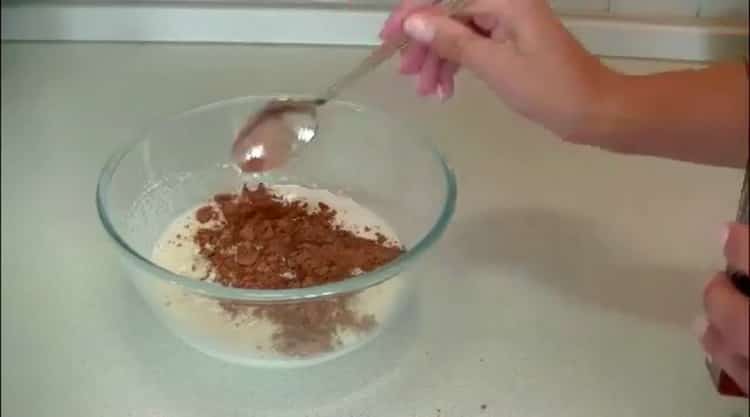 Ajoutez du cacao à la pâte pour faire un gâteau