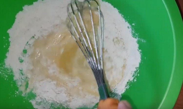 Ajouter la farine et le lait à la masse d'oeufs, mélanger.
