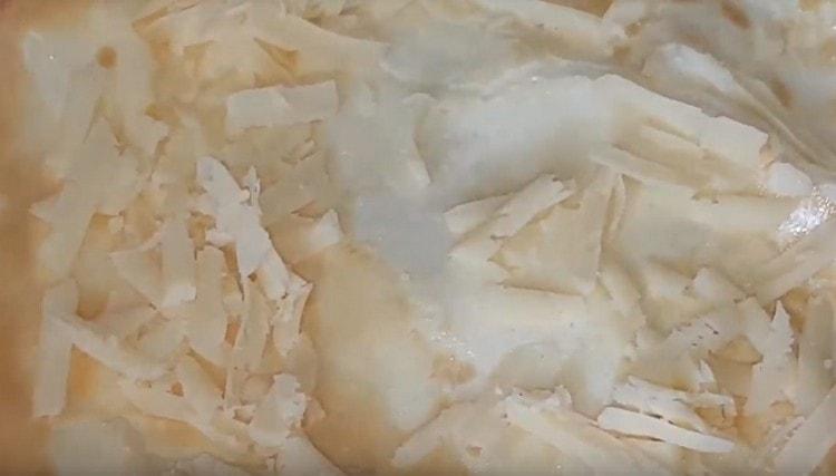 Lorsque vous faites frire, retournez la crêpe et saupoudrez-la de fromage râpé.