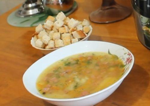 Deliciosa y satisfactoria sopa de guisantes en una olla de cocción lenta: una receta con fotos paso a paso.