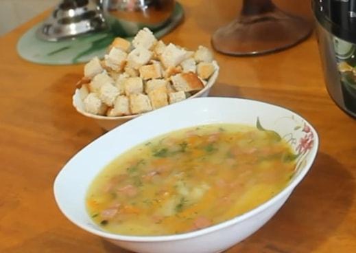 La sopa de guisantes cocinada en una olla de cocción lenta atraerá a todos