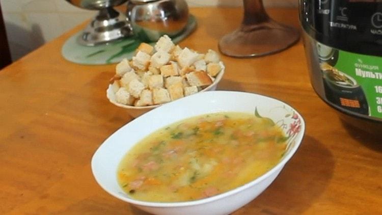 La sopa de guisantes en una olla de cocción lenta no solo es fácil de preparar, sino también agradable.