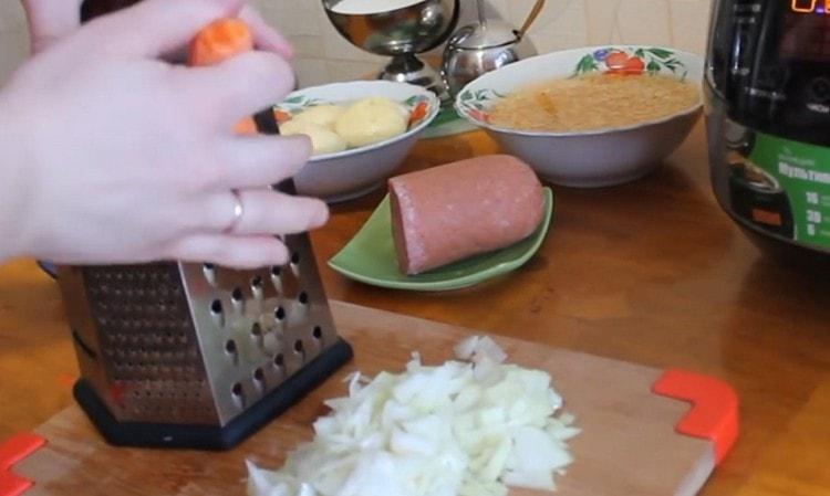 Hachez finement l'oignon et trois carottes sur une râpe.