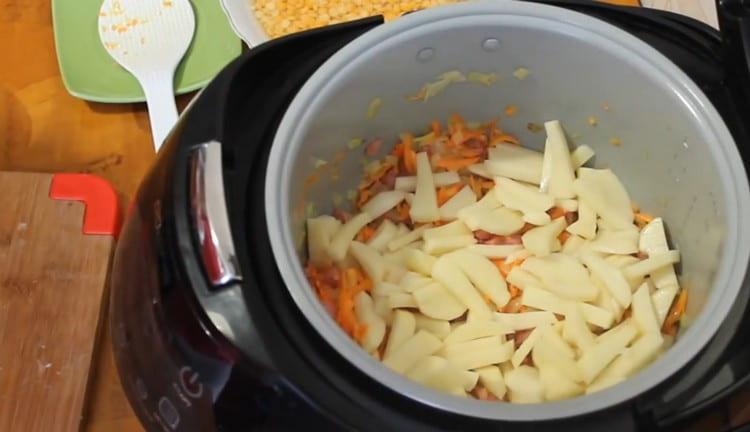 Cortar las papas en rodajas y agregarlas a la olla de cocción lenta.