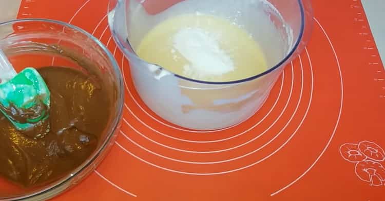 Para hacer un pastel de cebra con kéfir, divide la masa