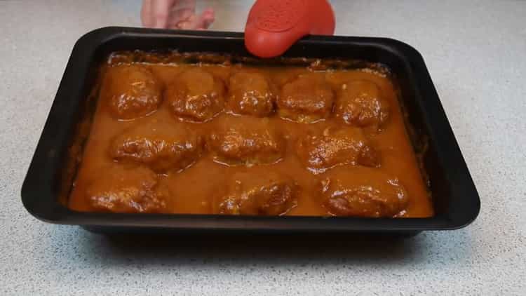 Deliciosas chuletas con salsa están listas