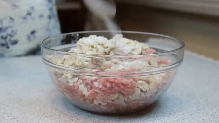 Préparez la viande hachée pour la cuisson des escalopes de sauce