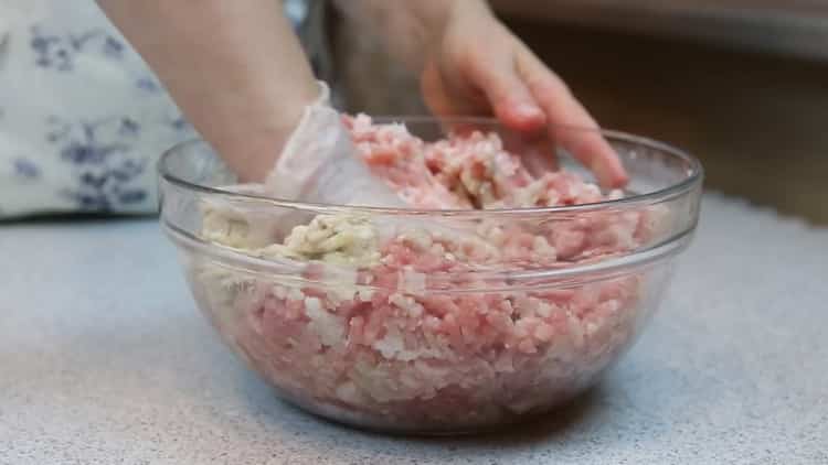 Knead the minced meat