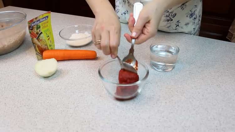 Prepara los ingredientes para la salsa.