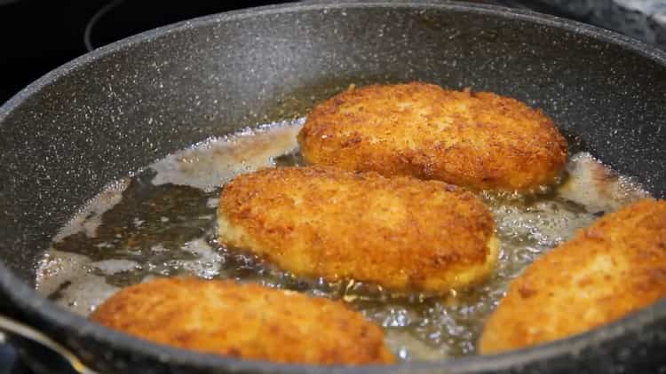 Para hacer chuletas de carne picada de pollo, precaliente la sartén