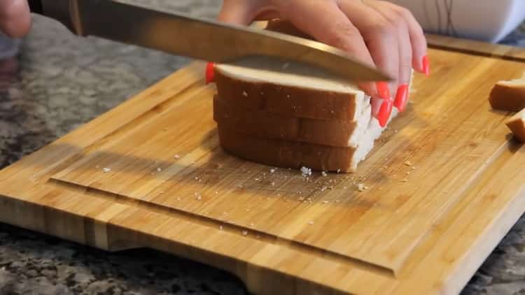 Pour la préparation d'escalopes de poulet hachées, préparez le pain