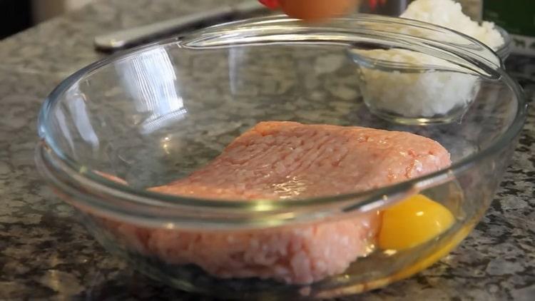 Pour la préparation d'escalopes de poulet hachées, préparez la viande hachée