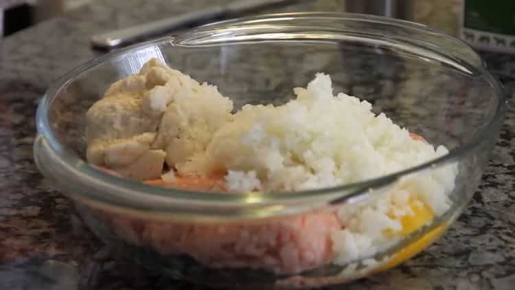 Pour la préparation d'escalopes de poulet hachées, combinez les ingrédients