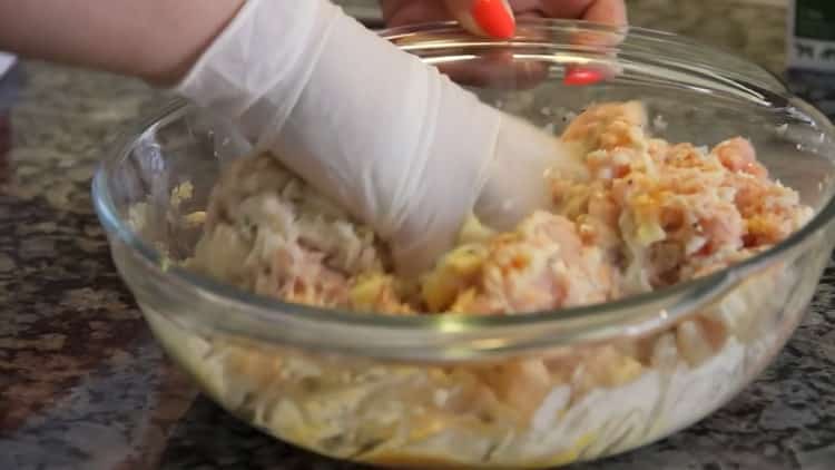 Para la preparación de chuletas de pollo picadas, bata la carne picada