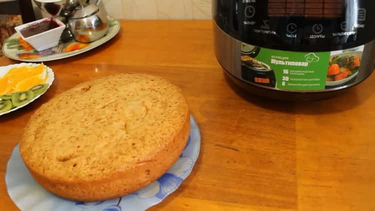 Pour préparer un gâteau au miel dans une mijoteuse, laissez refroidir le biscuit