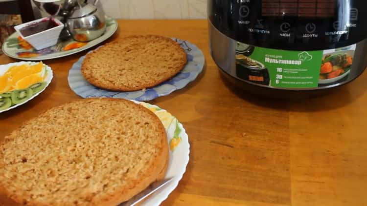Pour préparer un gâteau au miel dans une mijoteuse, coupez le biscuit en gâteaux