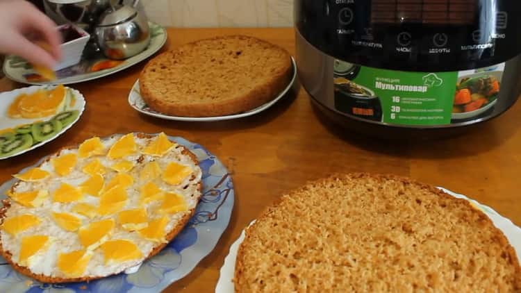 Da biste pripremili kolač od meda u polaganom kuhaču, premažite kolače kremom