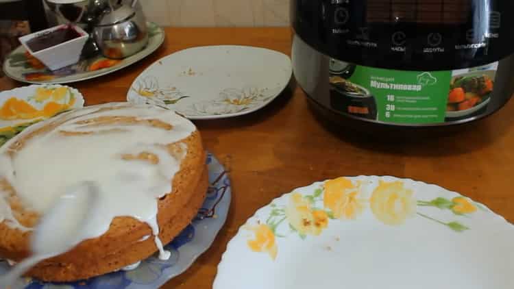 Pour préparer un gâteau au miel dans une mijoteuse, préparez tous les ingrédients