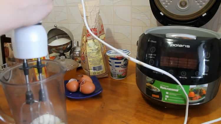 Da biste pripremili medni kolač u polaganom kuhaču, pripremite sastojke