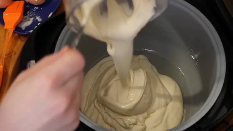Pour préparer un gâteau au miel dans une mijoteuse, mettez la pâte dans un bol