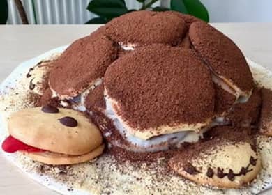 Torta de tortuga con crema agria: una receta rápida y fácil